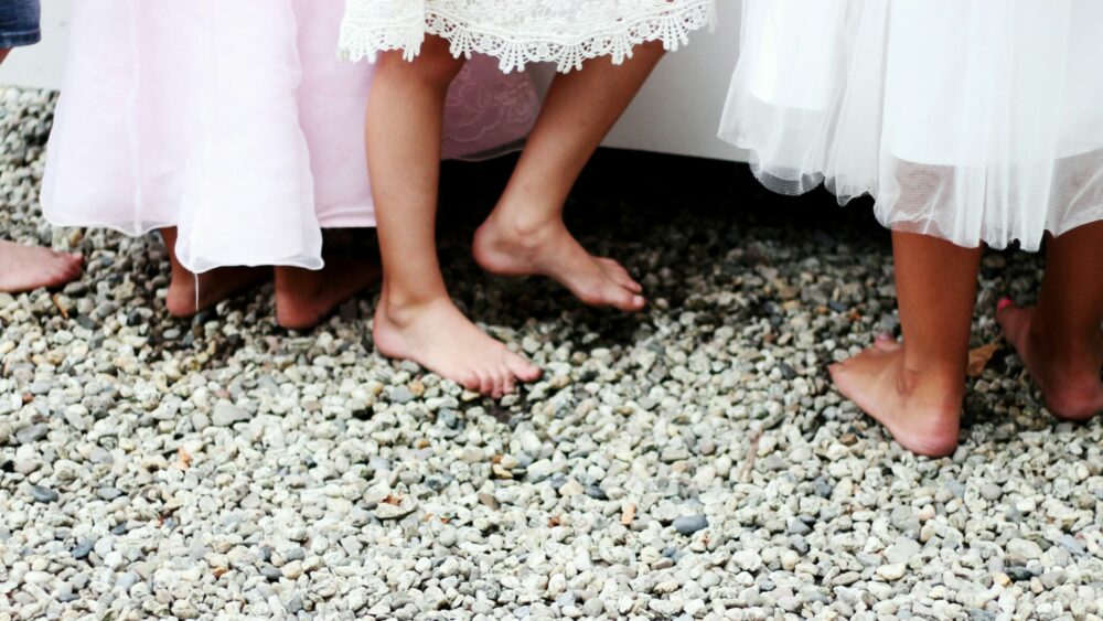 Warum Barfußlaufen die Superkraft für Kinderfüße ist