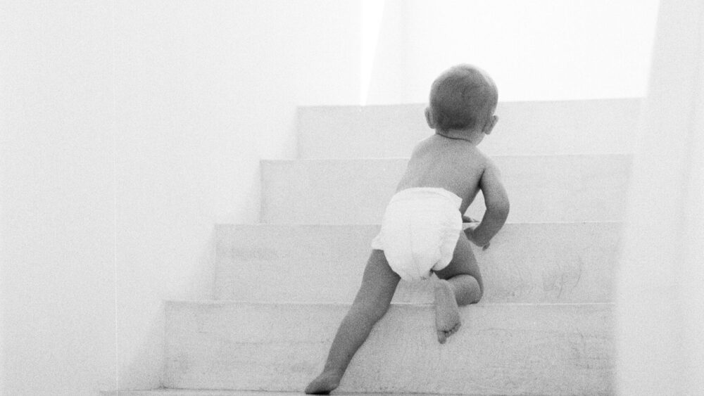 Baby klettert Treppe hoch
